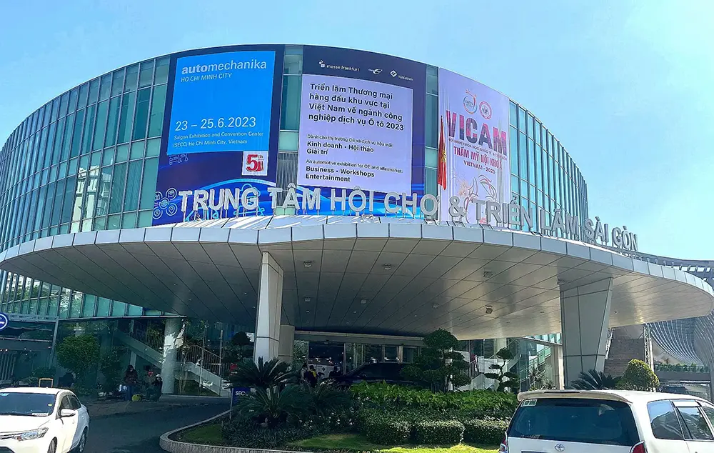 Luxfighter LED предводени од предните светла 2023 AutomeChanika Ho Chi Minh City